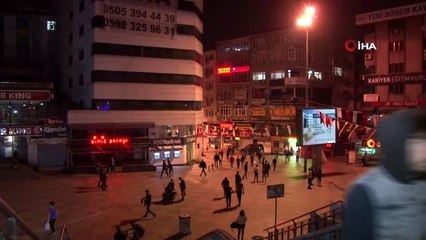 4 günlük sokağa çıkma kısıtlamasının başlamasıyla Şirinevler Meydan'ı boş kaldı