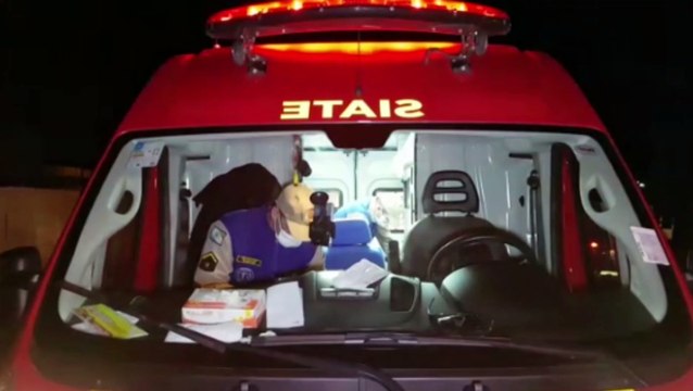 Jovem tem suspeita de fratura no braço após colisão entre carro e moto