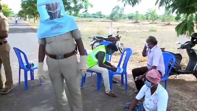 காஞ்சிபுரம் அருகே கீழ்கதிர்பூர் டாஸ்மாக் கடையில் காலை முதலே நீண்ட வரிசையில் சாலையில் அமர்ந்து காத்திருக்கும் மது பிரியர்கள்!