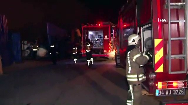 Katı atık toplama merkezindeki patlamalı yangın geceyi aydınlattı