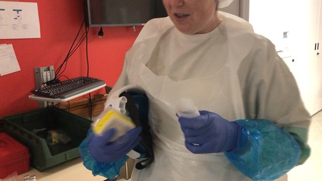 En réanimation, les agents utilisent aussi un masque Décathlon adapté