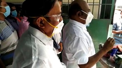 சென்னை எழும்பூர் அரசு கண் மருத்துவமனை அம்மா உணவகத்தில் மீன்வளத்துறை அமைச்சர் ஜெயக்குமார் ஆய்வு செய்து உணவுகளை வழங்கினார்.