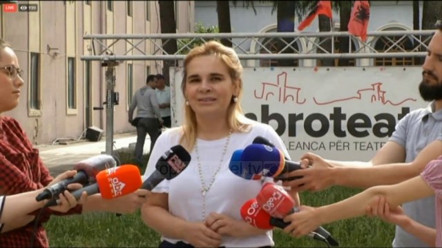 Top News - Shembja e teatrit/ Kryemadhi e kalon natën te godina