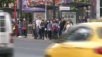 Başkent’te Sokağa Çıkma Kısıtlamasının İlk Gününde Otobüs Durağında Yoğunluk