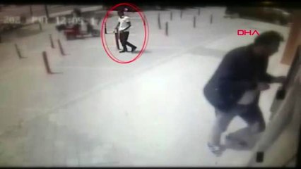 BEYLİKDÜZÜ'NDE BANKADAN ÇIKAN ADAMA GASP DEHŞETİ KAMERADA