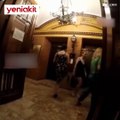 İzmir'de asansör tuşuna ayağıyla basan kadına sosyal medyada tepki yağdı