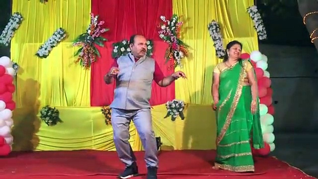 दुल्हन ने स्टेज पर किया खूबसूरत डांस, नज़रे हटाना हुआ नामुमकिन