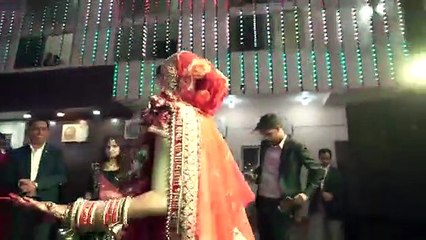 डब्बू ने गोविंदा के गाने पर बीबी के साथ स्टेज पर किया गजब का डांस, सभी सीटी बजाने लगे