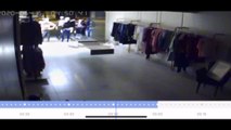 Câmeras de segurança registram furto ocorrido em loja de roupas na madrugada deste sábado (16) no Centro de Cascavel