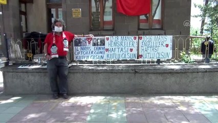 "Pala Dayı", gündemi yansıtan pankartlarıyla dikkati çekiyor