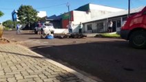 Ao se desequilibrar em defeito na pista, motociclista perde o controle e bate de frente com carro
