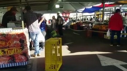 Feirantes saem do antigo Terminal Oeste e produtos são expostos no estacionamento do Teatro
