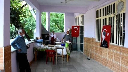 Mahalledeki yaşlılar için imece usulü hazırlanan iftarlıklar kapılarına kadar ulaştırılıyor
