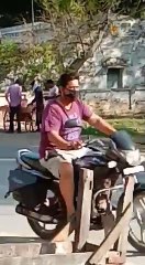 अधिकारियों की घोर लापरवाही बाहर से आए श्रमिक ठेले पर ले रहे खीरा