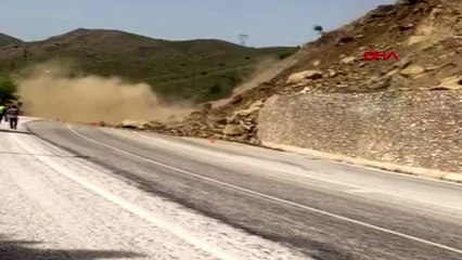 ELAZIĞ Keban'da toprak kaymasıyla kayalar yola devrildi