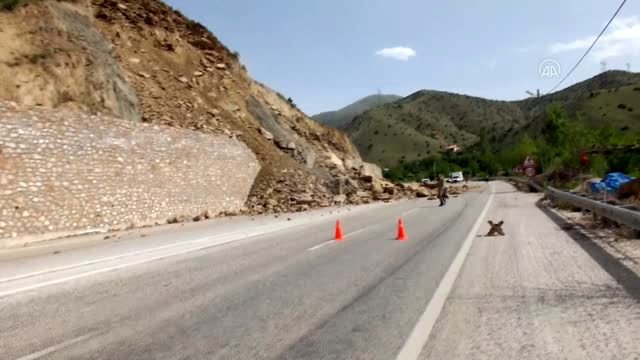 Elazığ-Keban kara yolunda heyelan meydana geldi