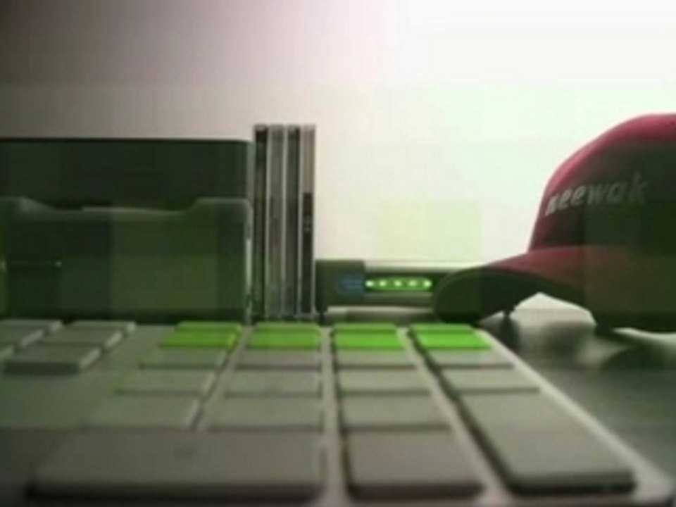 Modem, routeur, clavier et musique electro