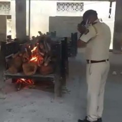 Mumbai : Police Conducted Last Rites of Dead Person
