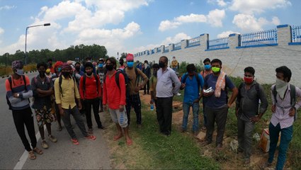 Descargar video: Despite trains plying, migrant workers in B'luru forced to walk thousands of kilometres to get home