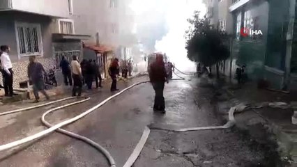 Fırının yanan çatısının bir bölümü sokağa yıkıldı... O anlar kamerada