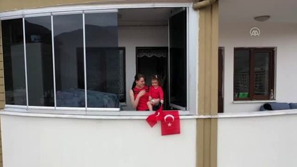 Vatandaşlar antrenör eşliğinde evlerinin balkonunda egzersiz yaptı