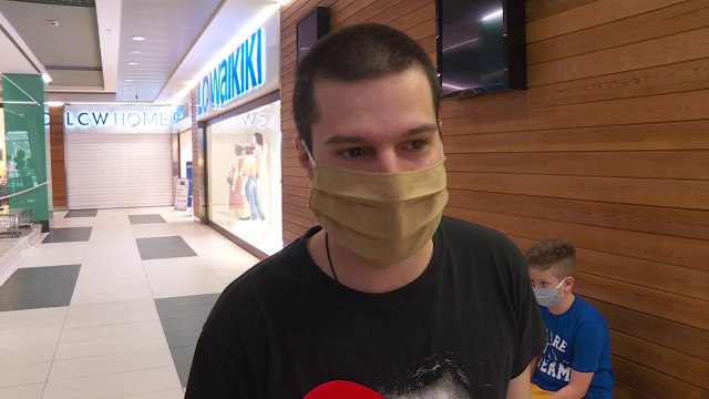 Моловите отворија, граѓаните се привикнуваат на новите услови за пазарење