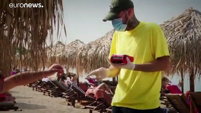 Miles de griegos buscan el alivio de las playas en la mayor ola de calor en medio siglo