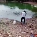 Il lance de la nourriture dans un lac et ce qui se passe est dingue