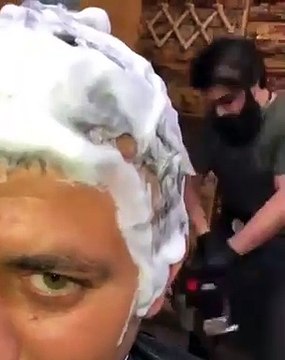 Maintenant que les coiffeurs sont réouverts, vous n'êtes plus obligé de vous raser la tête à la tronçonneuse