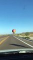 Cette montgolfière vient frôler les voitures sur une autoroute