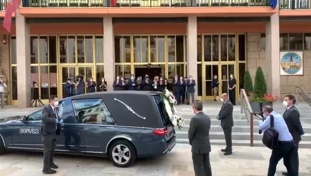 El féretro de Julio Anguita llega al Ayuntamiento de Córdoba