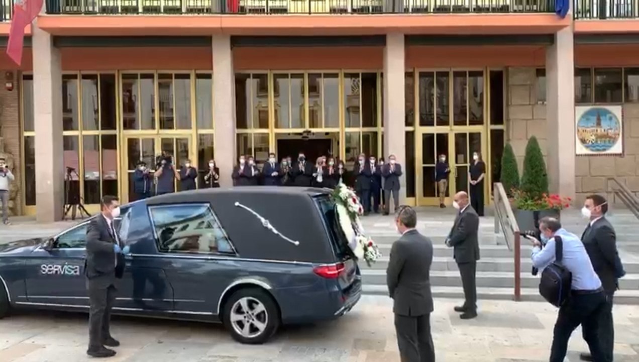 El féretro de Julio Anguita llega al Ayuntamiento de Córdoba