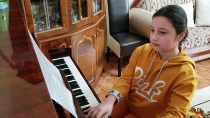 Ushtrimi në piano në shtëpi/ Nxënësja e talentuar e shkollës artistike studion 4 orë çdo ditë