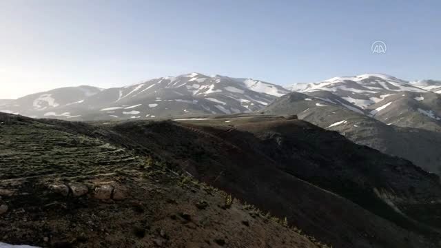 Sıcak hava Toros Dağları'nın karını eritti