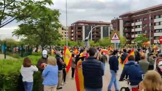 Cientos de personas de concentran en un barrio del norte de Madrid para protestar contra el Gobierno entre gritos de libertad y viva España