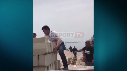 Report TV  -Deputeti Roshi përfshihet në momente tensioni me banorët e një lagjeje në Sarandë