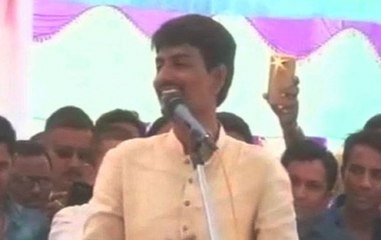 Congress MLA Alpesh Thakor showers money on stage
