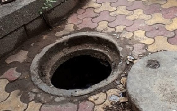 Mumbai: Man dies after falling in an uncovered manhole