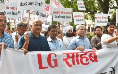 Скачать видео: CCTV camera issue: Delhi CM Arvind Kejriwal, Manish Sisodia stage dharna outside L-G office