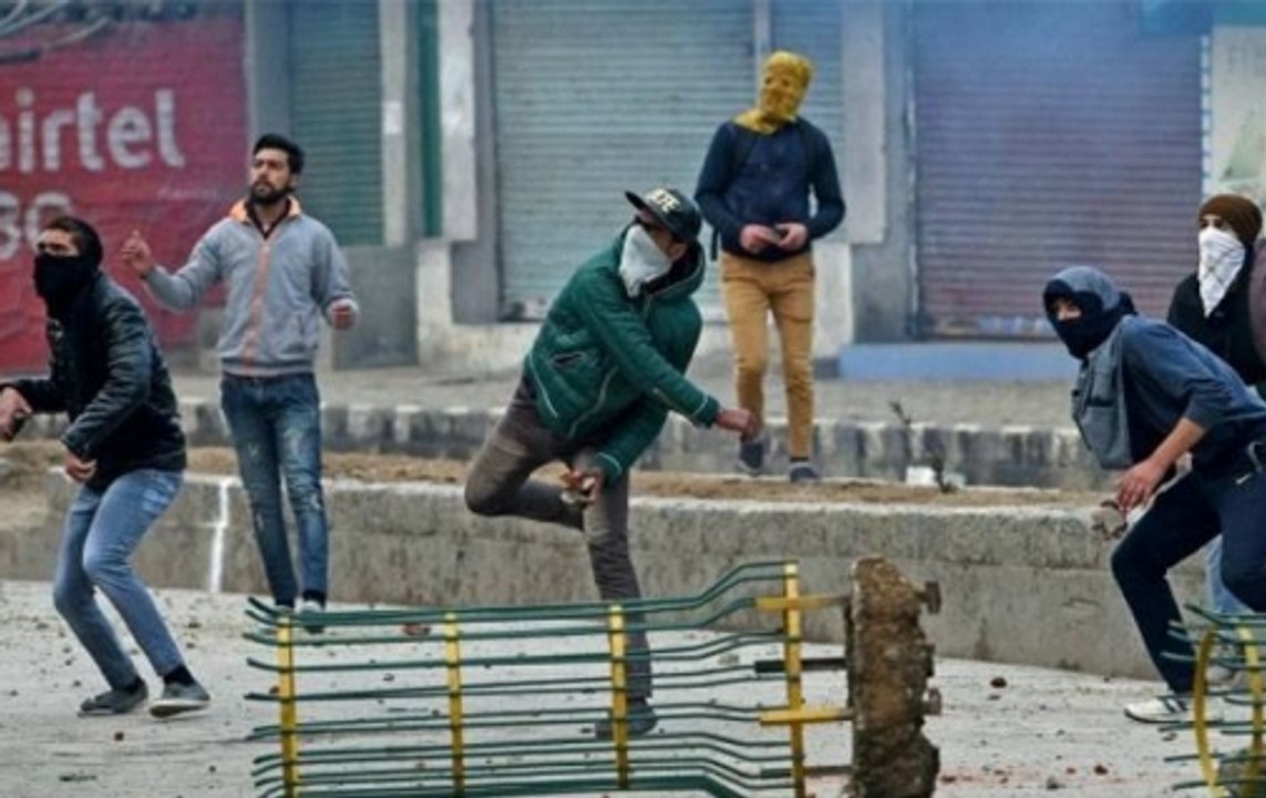 J&K: CRPF officers sustain injuries due to stone pelting