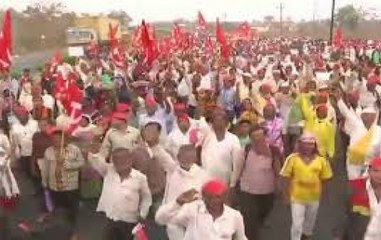 Farmers in Maharashtra march toward Mumbai