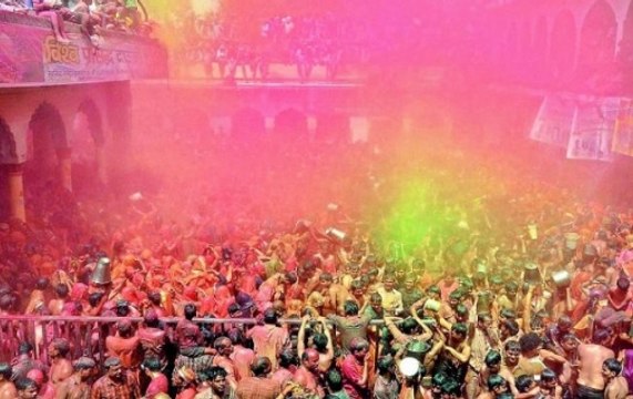 Holi 2018: Watch Latthmar and Phoolon ki Holi of Mathura and Vrindavan
