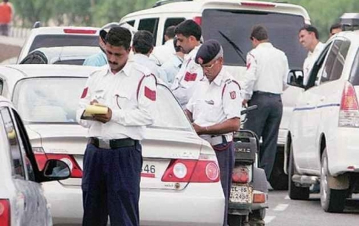 Delhi Traffic Police beats man on road, inciden...