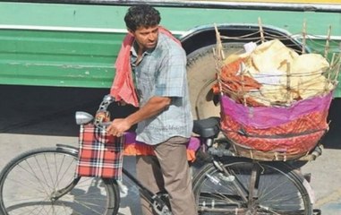 Speed News: Hrithik Roshan sells papad on the streets of Jaipur for 'Super 30'