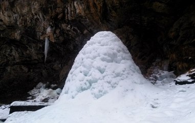 Huge Shivling built naturally in Manali that is taller than Amarnath shivling