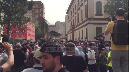 Qytetarët gjuajnë me shishe forcat e policisë dhe tentojnë të kalojnë kordonin