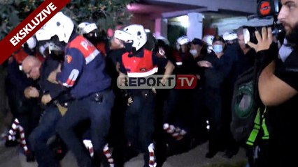 Report TV Ekskluzive/ Pamjet e momentit kur forcat e policisë ndërhyn në Teatrin Kombëtar