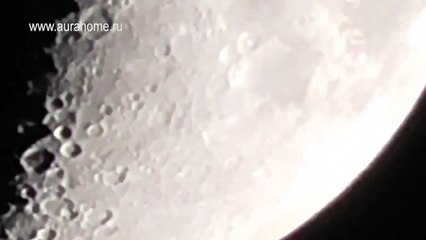 Ovni cerca de la Luna
