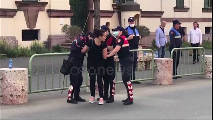 Ora News - Shoqërohet ish deputetja e LSI-së Silva Cakaj, Braimllari: Kjo është policia e Edi Ramës