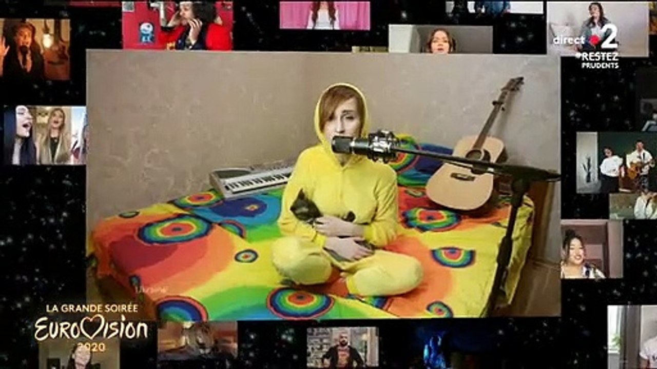 Eurovision : Regardez tous les candidats reprendre ensemble, hier soir, Love Shine a Light, titre qui a permis au groupe britannique Katrina de remporter le concours en 1997